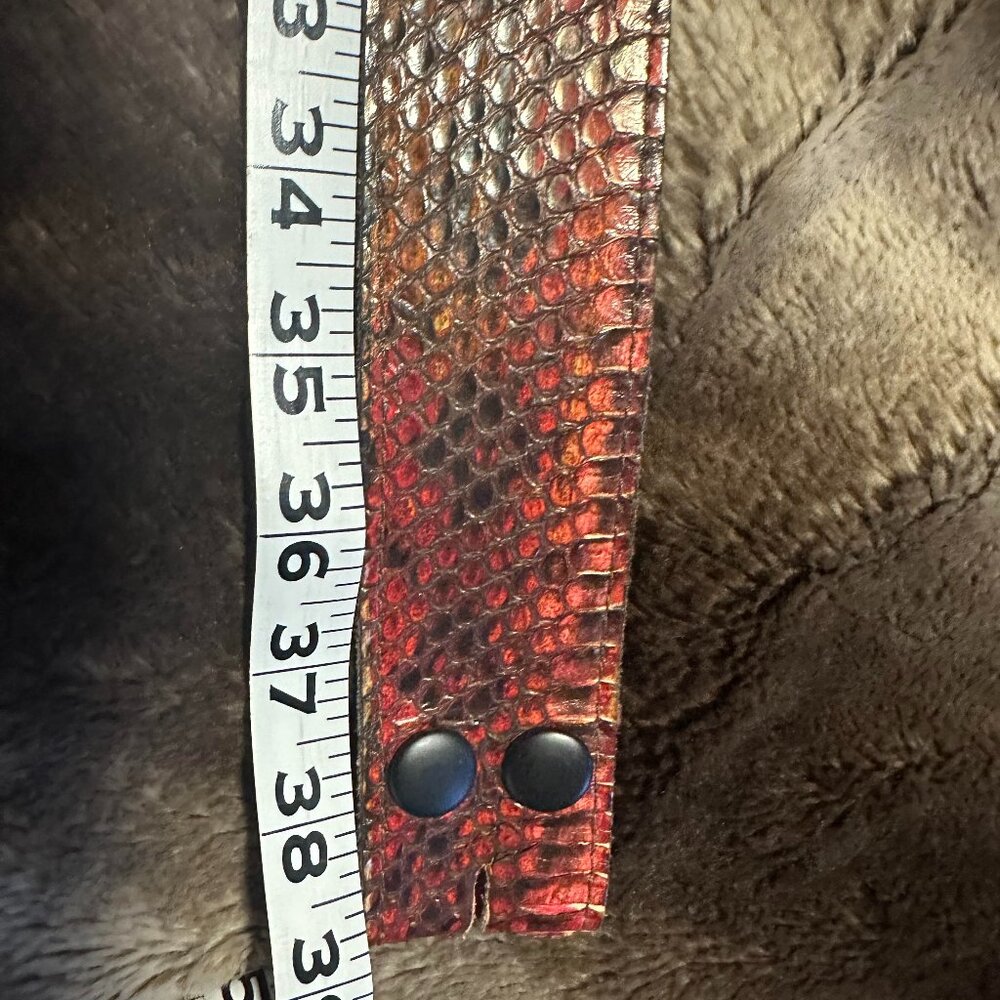 Snaks skin belt with no buckle.
